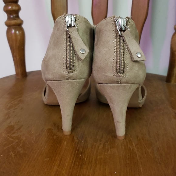Kelly & Katie (DSW) Tan Heels - Picture 3 of 4